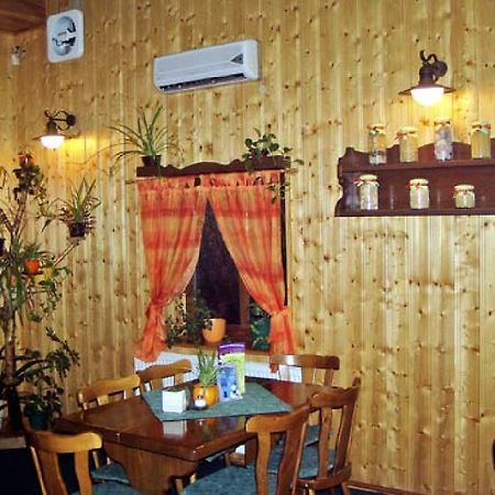 Restaurace A Penzion U Vladaru Mikulasovice Exterior photo
